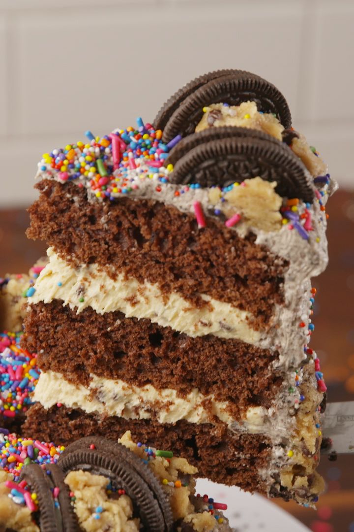 1510094927-delish-slicelift Chocolate Cookies Cake - Image 1