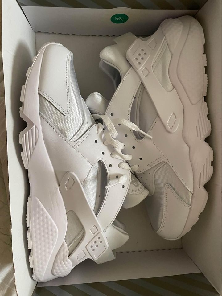 370352174_6242936472495176_1850388133807398425_n Nike Hurache White Sz 11 BRAND NEW - Image 1
