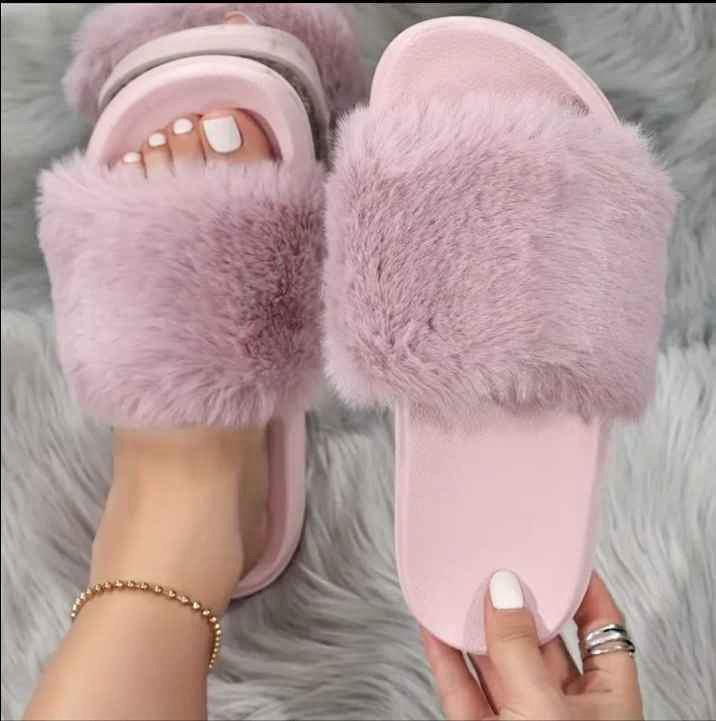 373745019_10095714833802945_7266511821802845423_n Fluffy Ladies Slippers Size 40 - Image 1